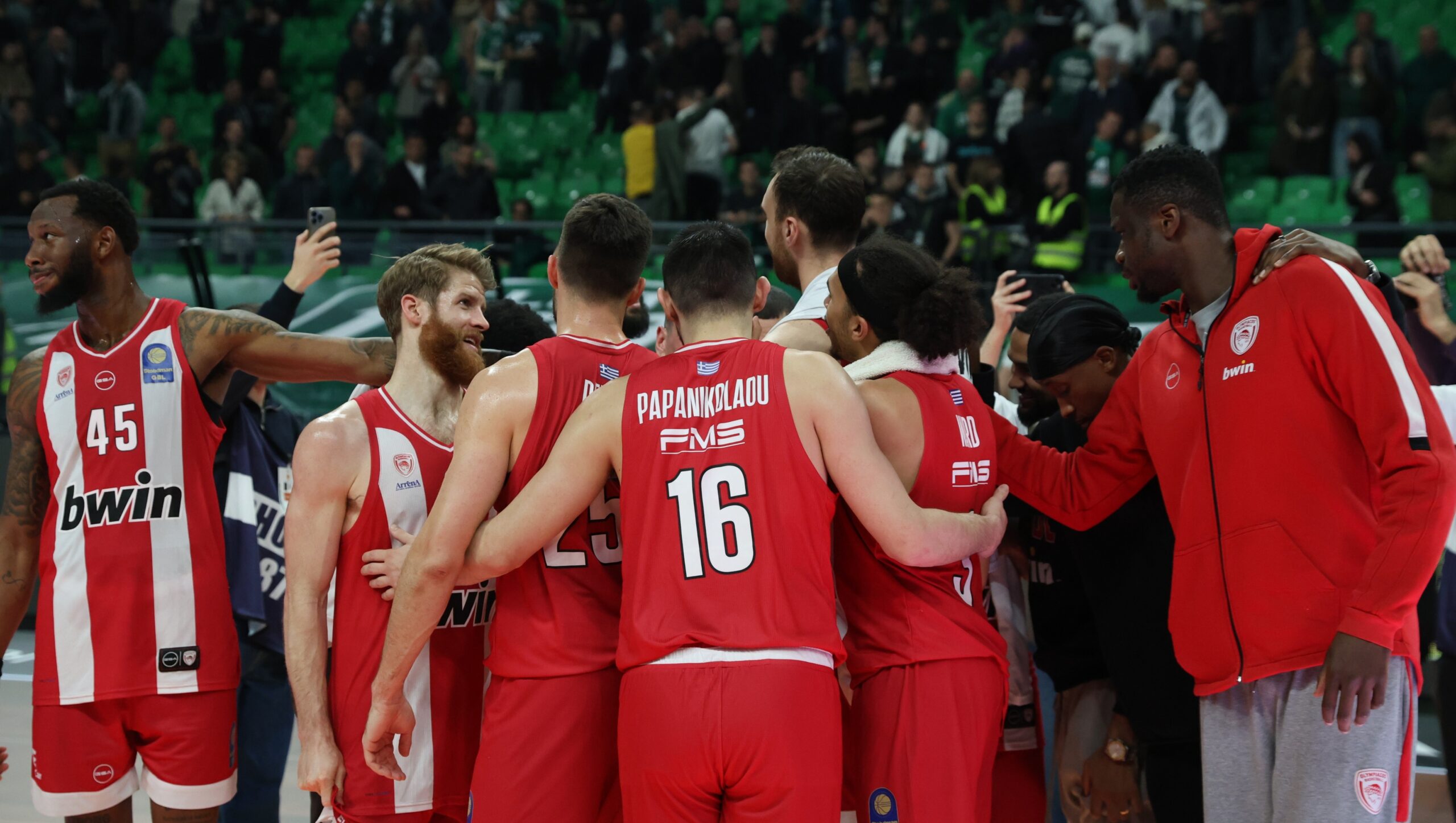 &Mu;&epsilon; &pi;&lambda;ή&rho;&eta; &alpha;&pi;&omicron;&sigma;&tau;&omicron;&lambda;ή έ&phi;&tau;&alpha;&sigma;&epsilon; &sigma;&tau;&omicron; Telekom Center &omicron; &Omicron;&lambda;&upsilon;&mu;&pi;&iota;&alpha;&kappa;ό&sigmaf;