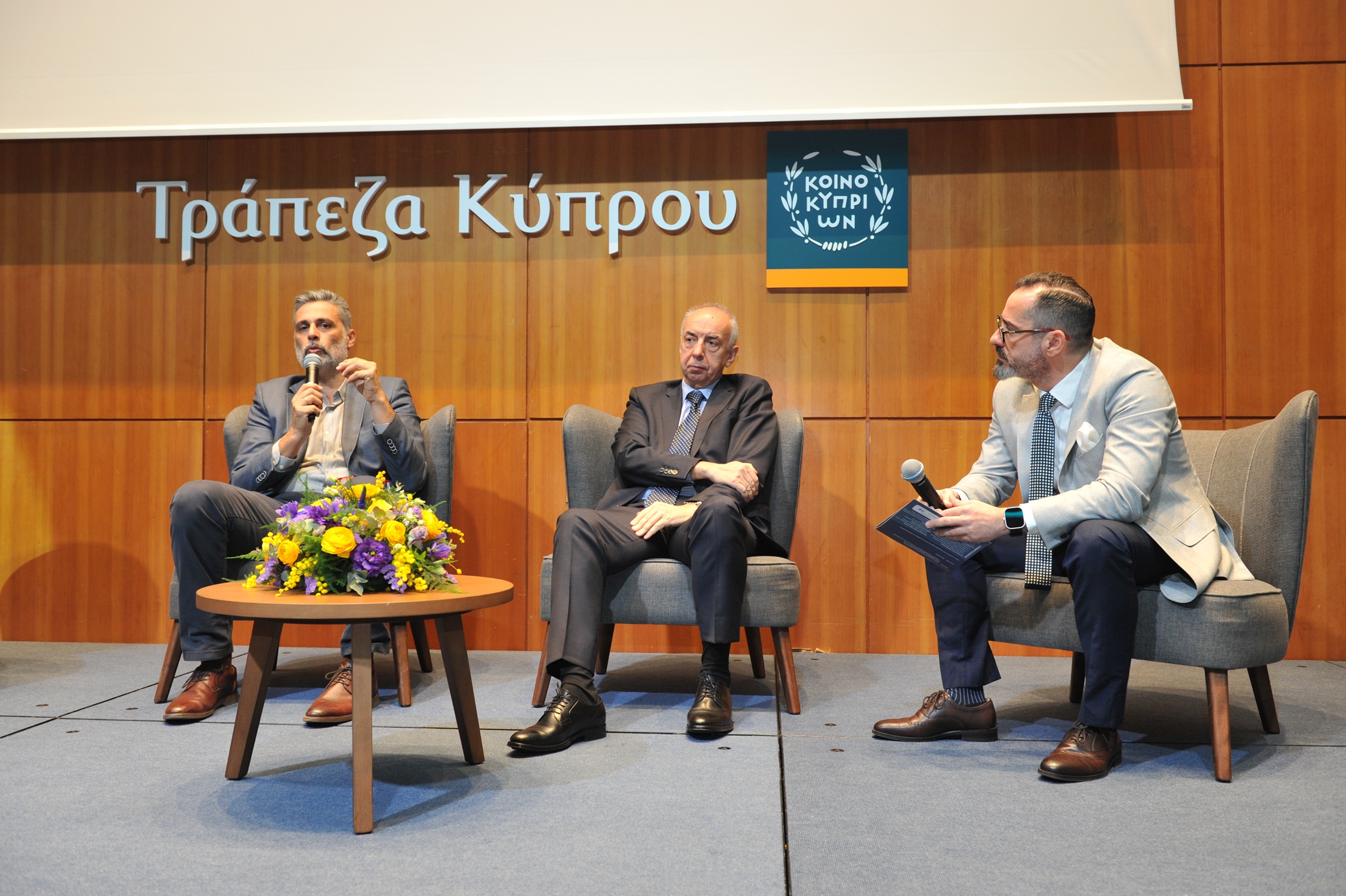 &Mu;&epsilon; &delta;&upsilon;&nu;&alpha;&mu;&iota;&kappa;ή &sigma;&upsilon;&mu;&mu;&epsilon;&tau;&omicron;&chi;ή &eta; 4&eta; &Epsilon;&pi;&iota;&sigma;&tau;&eta;&mu;&omicron;&nu;&iota;&kappa;ή &Eta;&mu;&epsilon;&rho;ί&delta;&alpha; &laquo;&Kappa;&omicron;&upsilon;&beta;&epsilon;&nu;&tau;&iota;ά&zeta;&omicron;&nu;&tau;&alpha;&sigmaf; &mu;&epsilon; &alpha;&pi;&lambda;ά &lambda;ό&gamma;&iota;&alpha; &gamma;&iota;&alpha; &tau;&omicron;&nu; &kappa;&alpha;&rho;&kappa;ί&nu;&omicron; &tau;&omicron;&upsilon; &pi;&rho;&omicron;&sigma;&tau;ά&tau;&eta;&raquo;