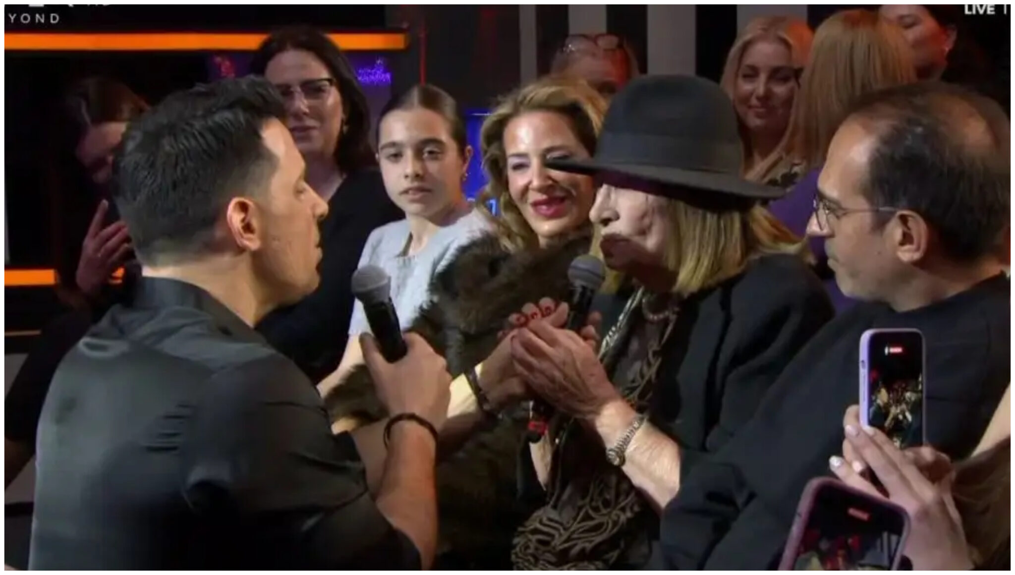 Θοδωρής Φέρρης: Τραγούδησε μαζί με τη μητέρα του και συγκίνησε το κοινό (ΒΙΝΤΕΟ)