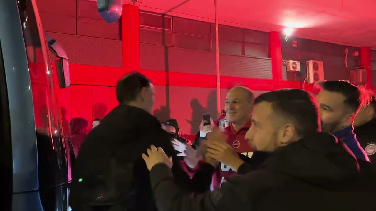 Αποθέωση για την αποστολή του Ολυμπιακού στο ΣΕΦ μετά τη νίκη στο ντέρμπι, παρών και ο Γιώργος Αγγελόπουλος (ΒΙΝΤΕΟ)