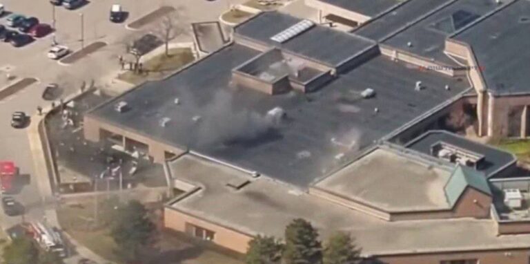 Ένοπλος εισέβαλε με αυτοκίνητο σε συναγωγή στο Μίσιγκαν και άρχισε να πυροβολεί