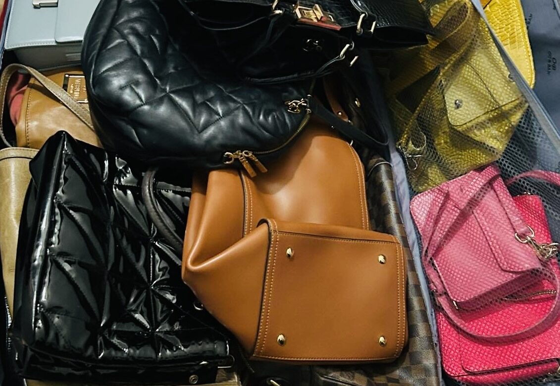 Τσάντες, κοσμήματα και χρήματα: Τι εντόπισαν σε δωμάτιο συλληφθέντα για κλοπή και επίθεση σε αστυνομικό