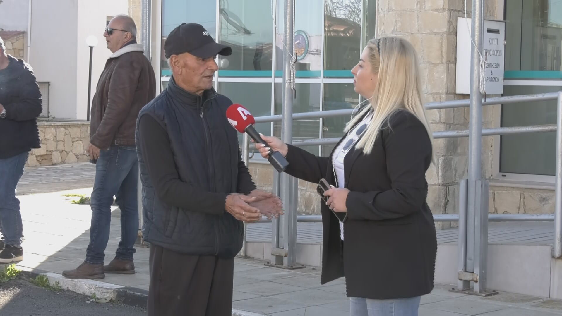 «Δέκα-δώδεκα αεροπλάνα σηκώστηκαν κι έφυγαν»: Μαρτυρία για τον τρόμο στo Aκρωτήρι