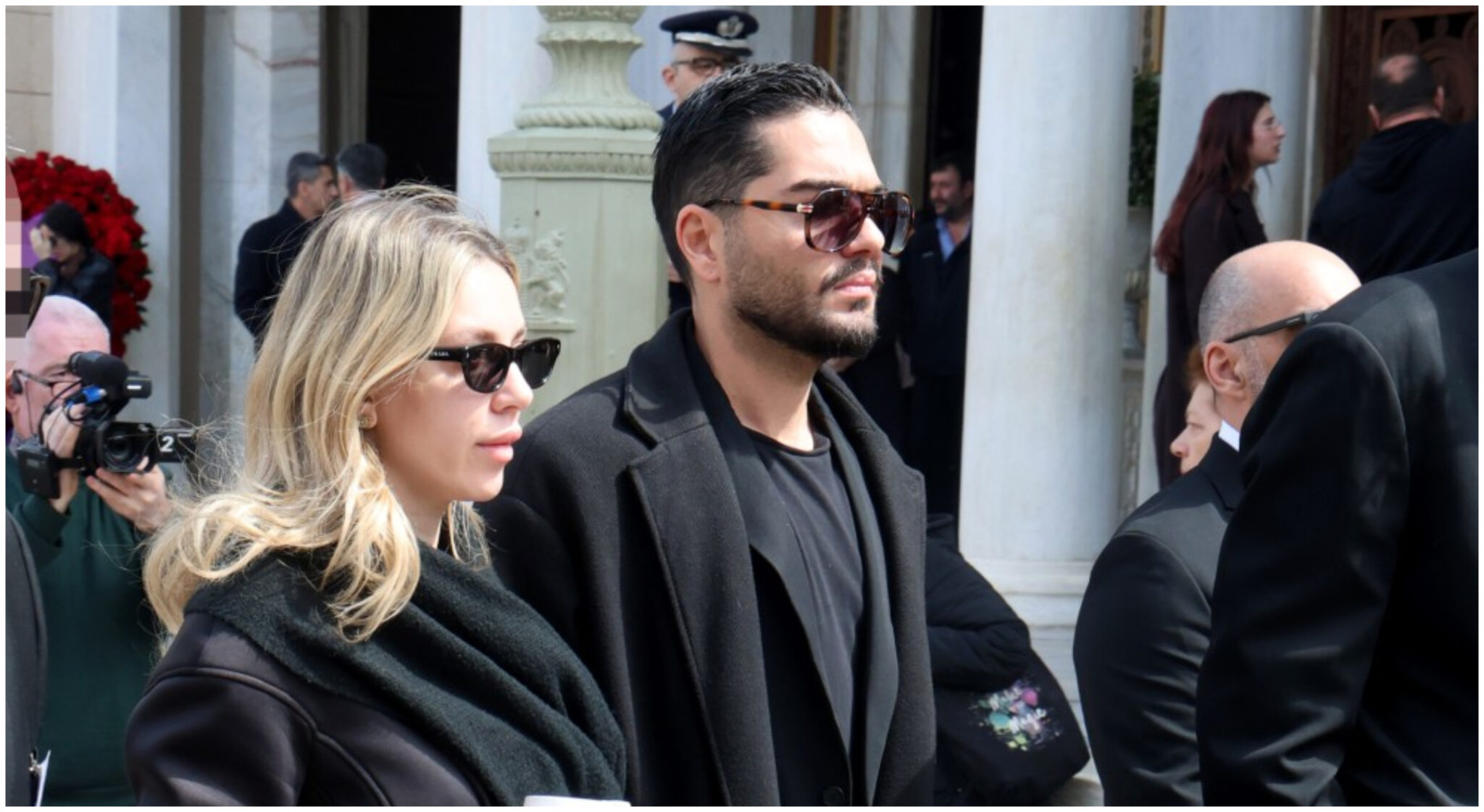 Κηδεία Μαρινέλλας: Ο Μάστορας χέρι – χέρι με την Καληφώνη στο τελευταίο «αντίο» (ΦΩΤΟ)