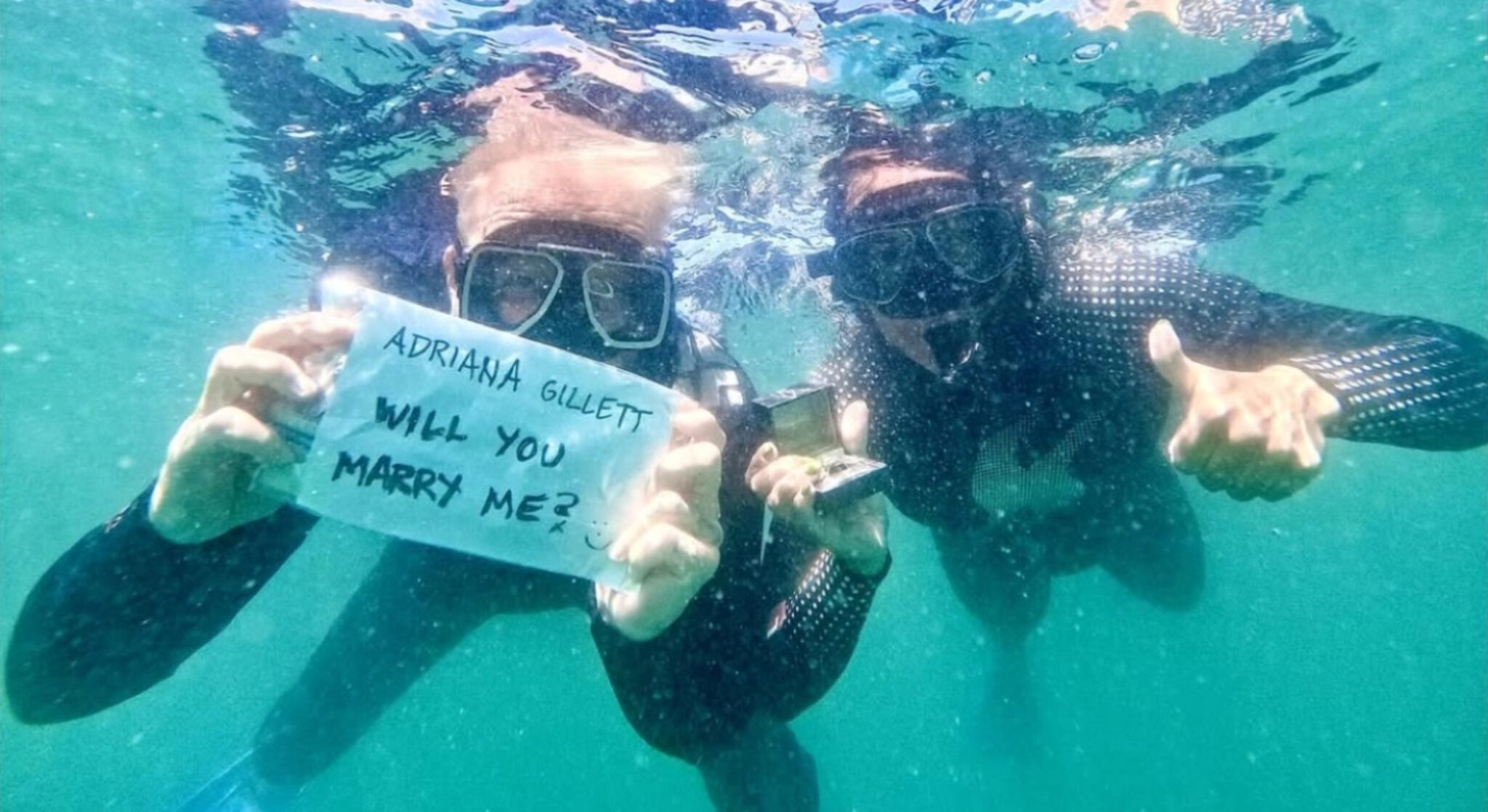 Πασίγνωστος τραγουδιστής έκανε πρόταση γάμου στη σύντροφό του ενώ κολυμπούσαν δίπλα σε… καρχαρίες!