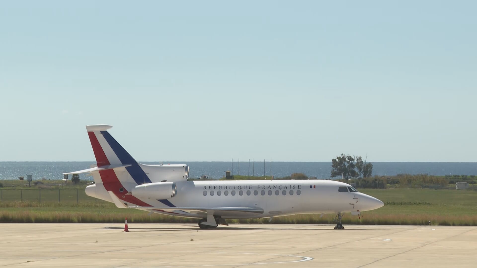 ΦΩΤΟ: Στην Αεροπορική Βάση «Ανδρέας Παπανδρέου» αφίχθηκε το αεροσκάφος του Μακρόν