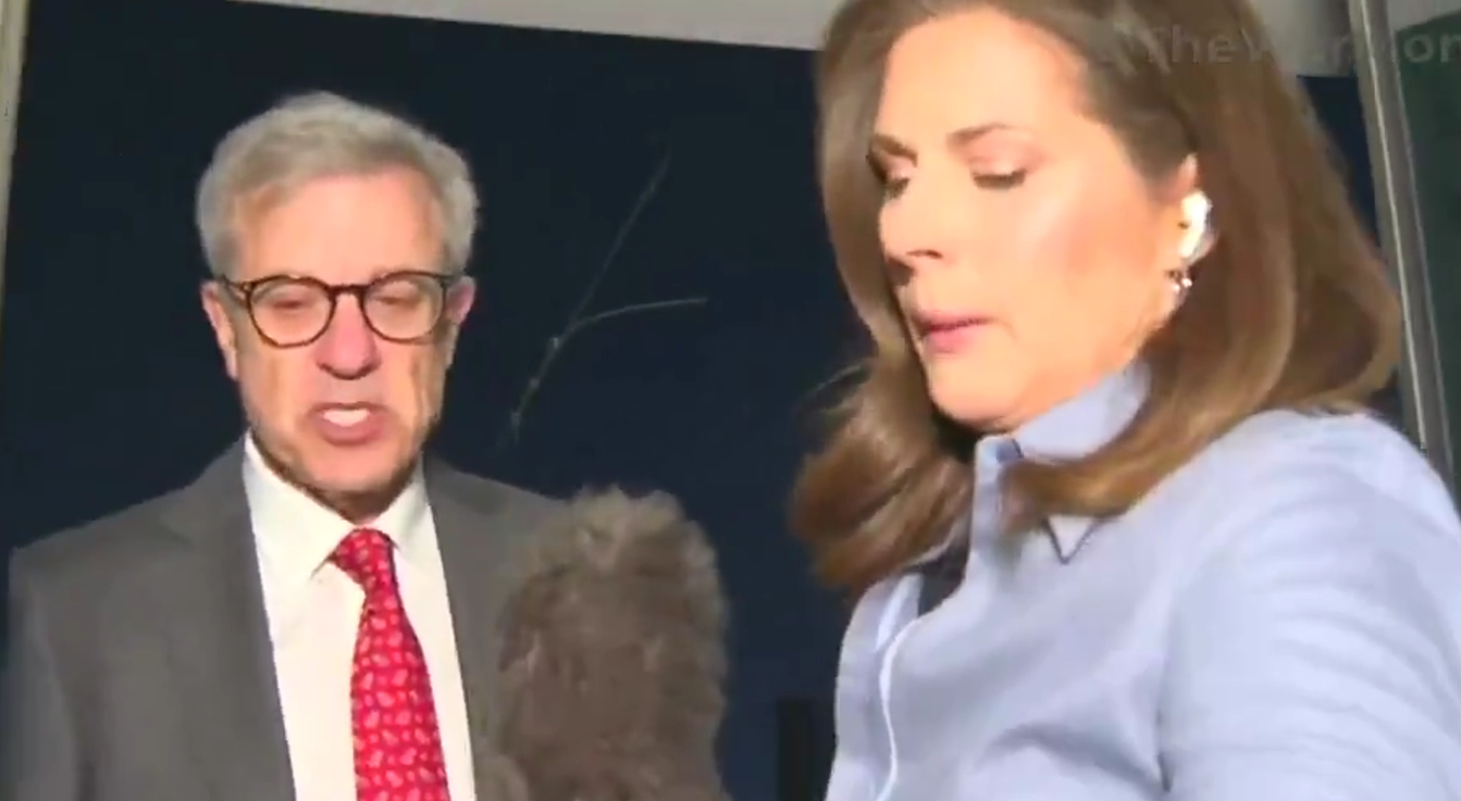 ΒΙΝΤΕΟ: Η στιγμή που δημοσιογράφος τρέχει σε καταφύγιο με τρεμάμενη φωνή καθώς ηχούν σειρήνες