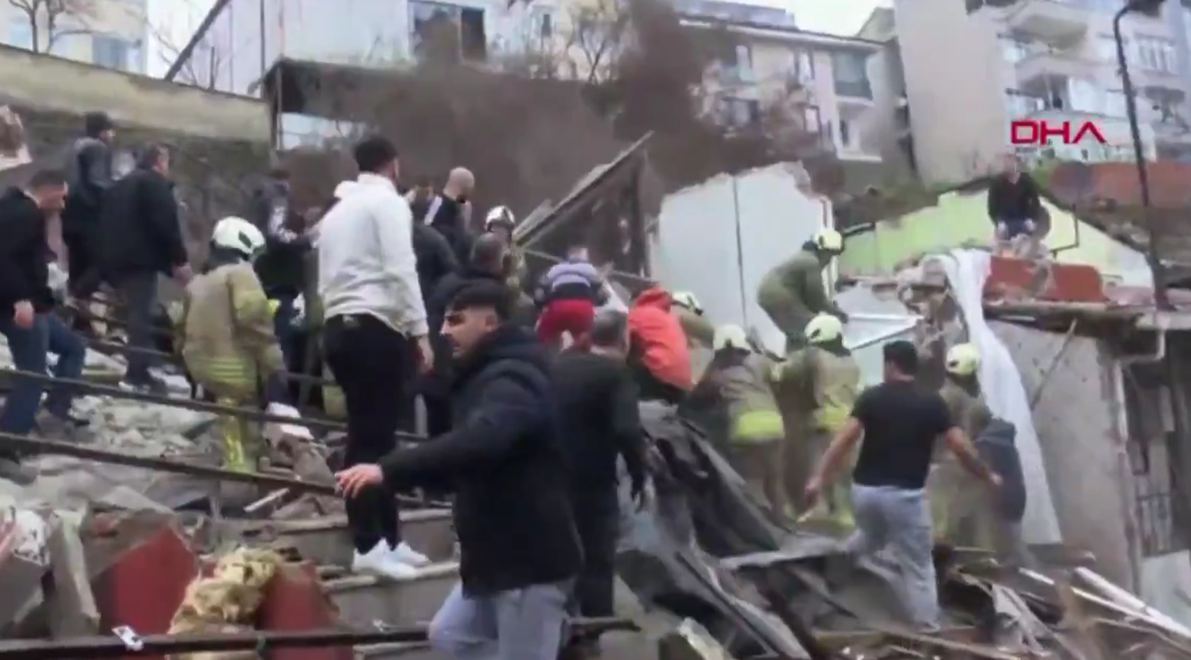 ΒΙΝΤΕΟ: Κατέρρευσε κτίριο στην Κωνσταντινούπολη, ψάχνουν στα συντρίμμια για εγκλωβισμένους