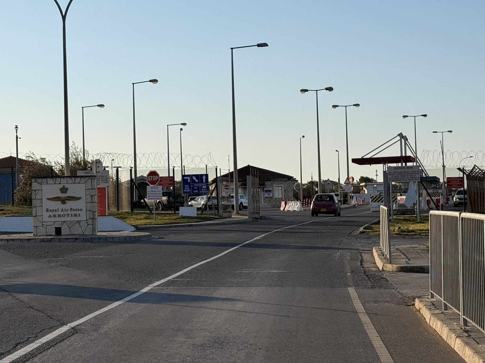 Ακρωτήρι: Σε αναμμένα κάρβουνα οι κάτοικοι μετά την επίθεση