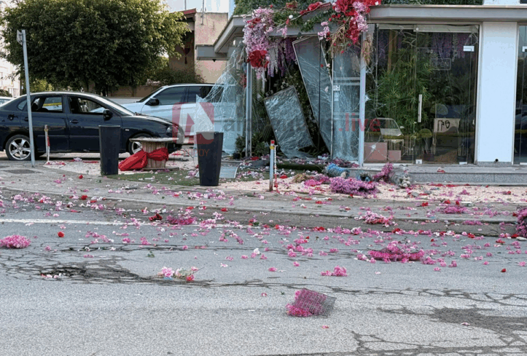 ΦΩΤΟ: Δύο δράστες τοποθέτησαν τα εκρηκτικά στο ανθοπωλείο, εκτεταμένες οι ζημιές