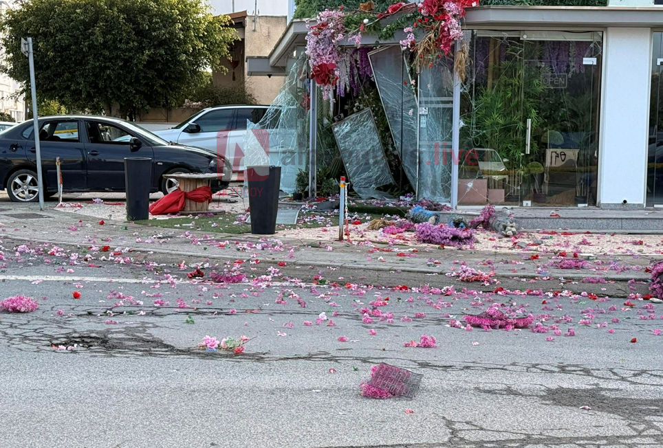 ΦΩΤΟ: Δύο δράστες τοποθέτησαν τα εκρηκτικά στο ανθοπωλείο, εκτεταμένες οι ζημιές