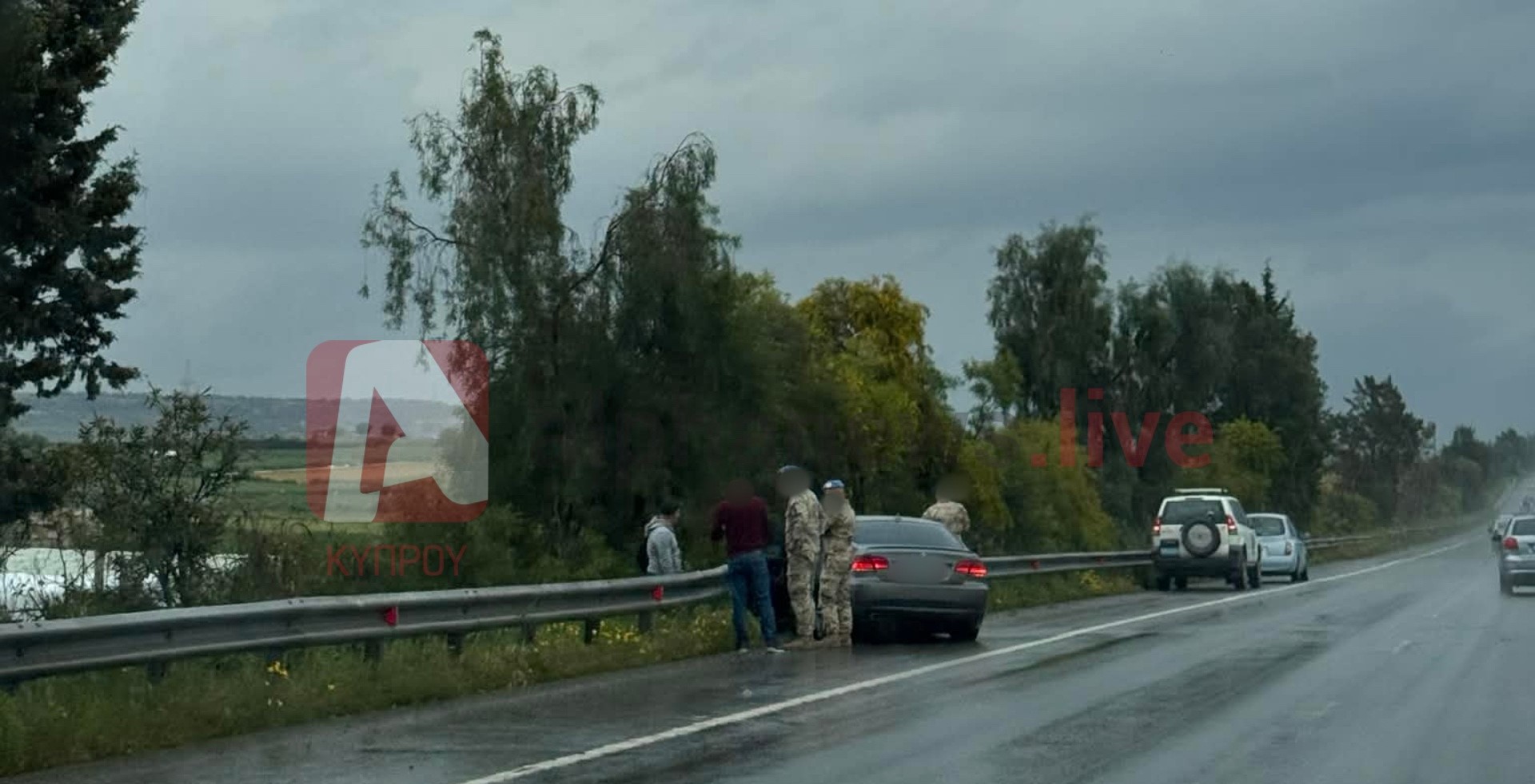 ΦΩΤΟ: Στο νοσοκομείο οδηγός που προσέκρουσε στο κιγκλίδωμα του αυτοκινητόδρομου
