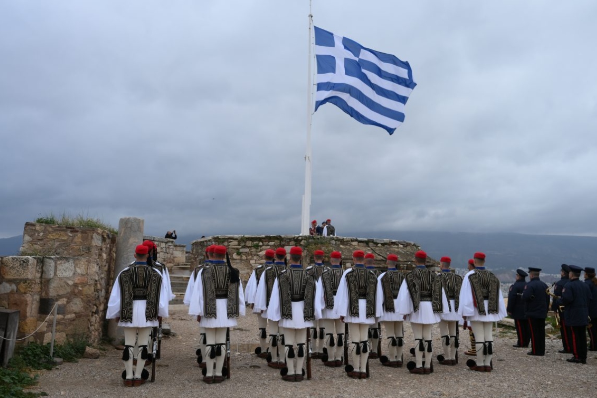 25η Μαρτίου: Ρίγη συγκίνησης στην έπαρση της ελληνικής σημαίας στην Ακρόπολη (ΒΙΝΤΕΟ)
