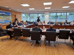 Κατατίθενται στην Ολομέλεια δύο νομοσχέδια ΥΠΟΙΚ για εκποιήσεις