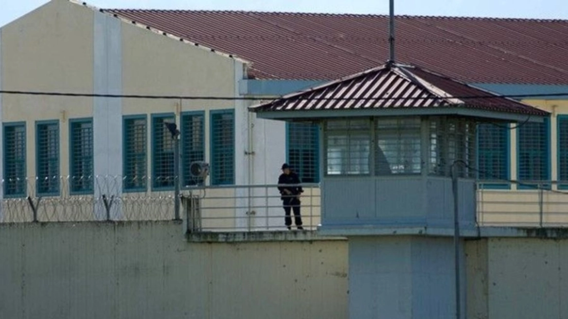 Προσπάθησαν να περάσουν με drone κινητά τηλέφωνα στις φυλακές Τρικάλων, αναζητείται ο χειριστής