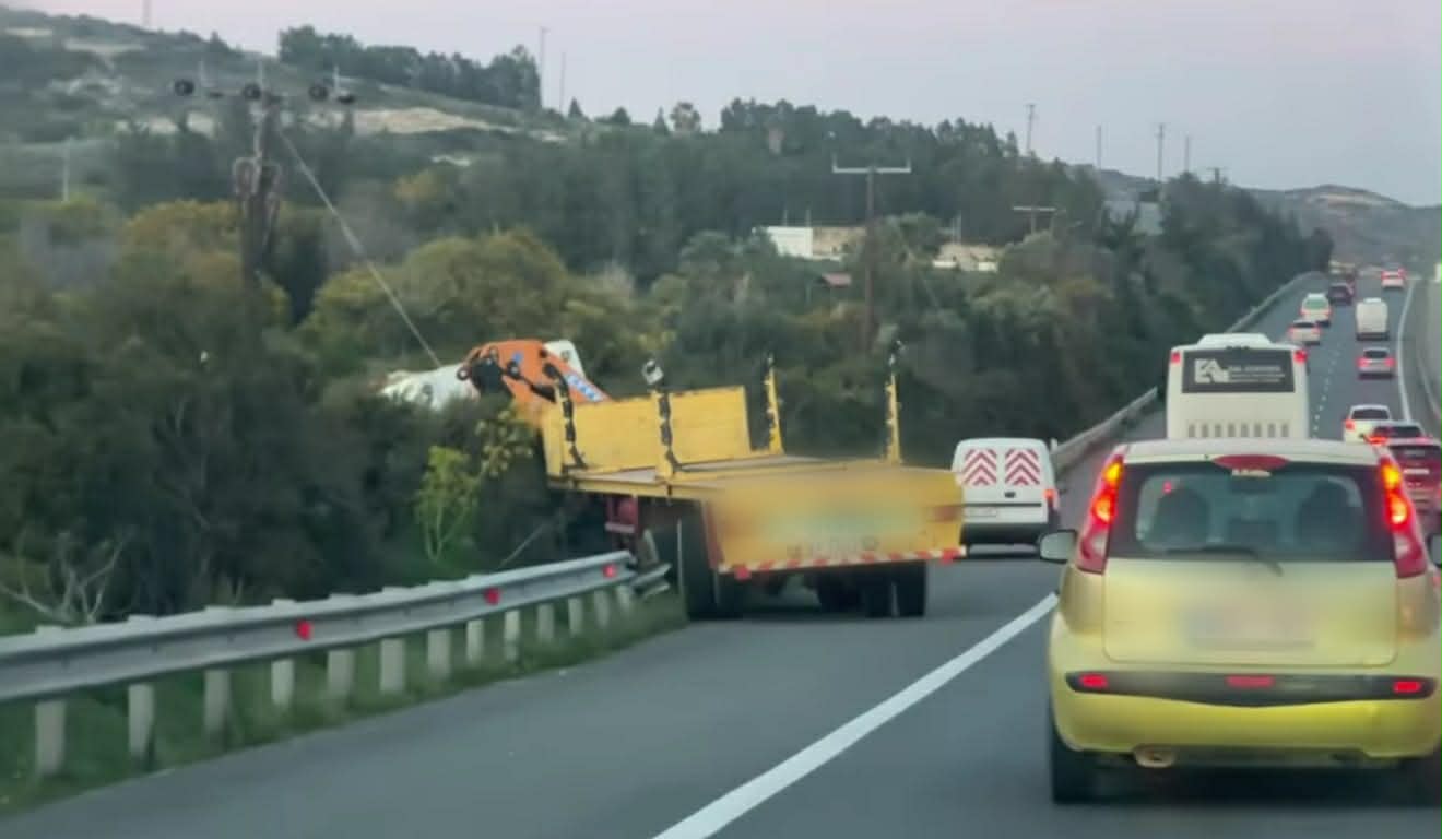 Ατύχημα στο highway: Οδηγός φορτηγού έχασε τον έλεγχο και προσέκρουσε στα κιγκλιδώματα (ΦΩΤΟ)