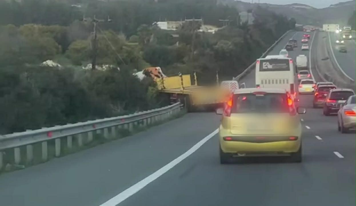 Οδηγοί προσοχή! Κλειστές δύο λωρίδες στο highway λόγω του τροχαίου με το φορτηγό