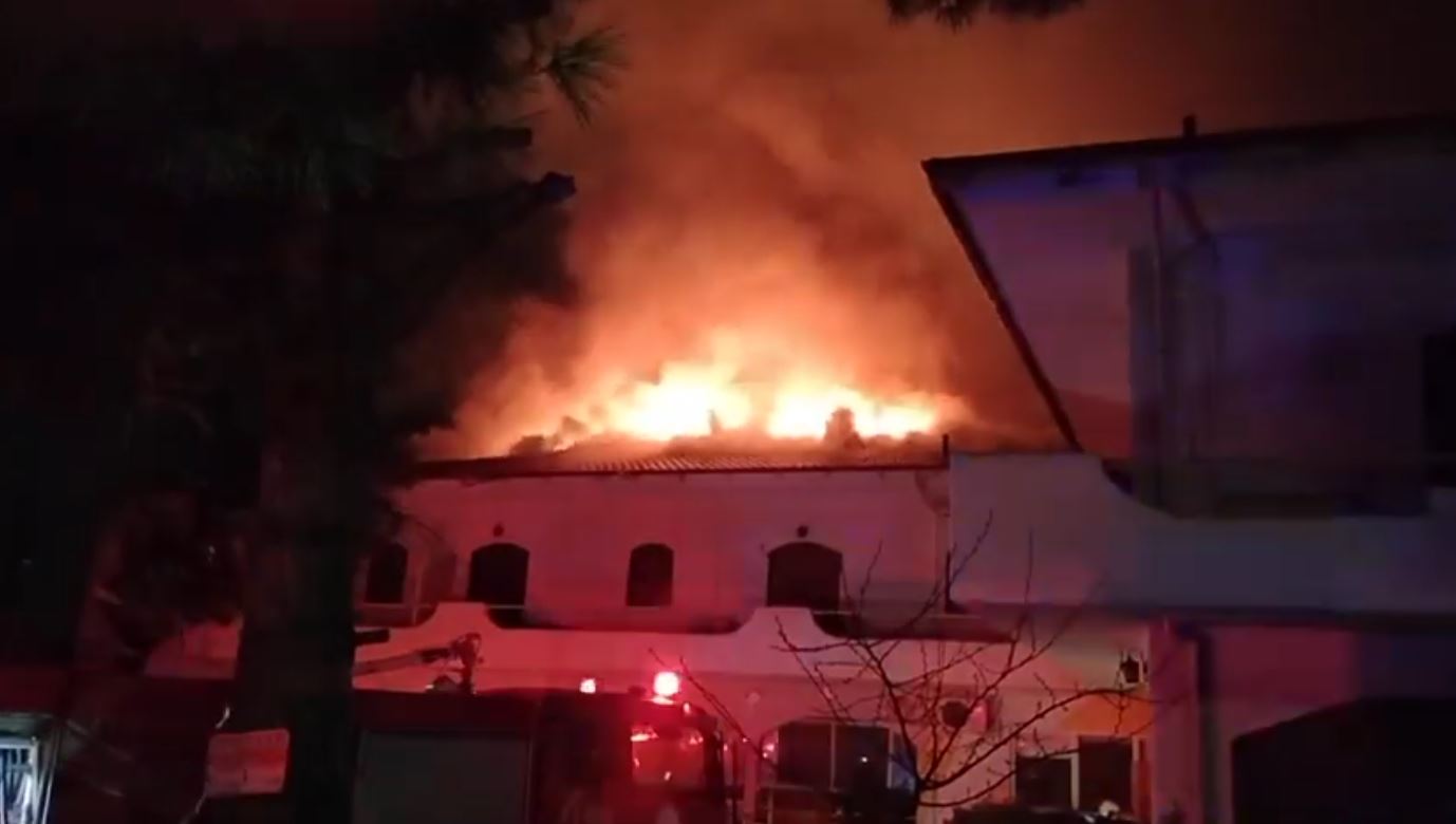 ΒΙΝΤΕΟ: Νύχτα τρόμου στη Λαμία, εγκλωβίστηκαν σε διώροφο κτίριο λόγω πυρκαγιάς