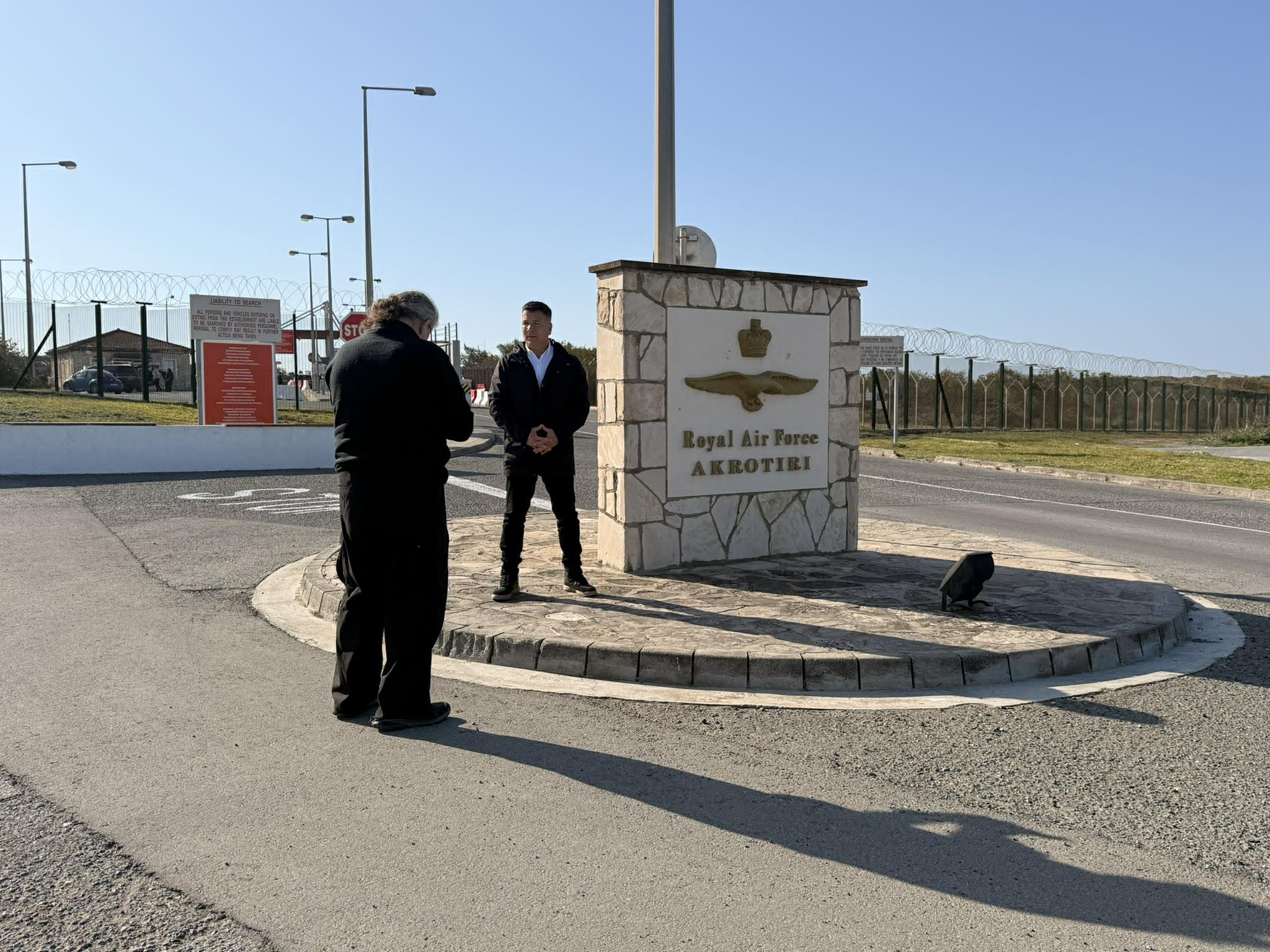 ΦΩΤΟ: «Ακροβολισμένα» στο Ακρωτήρι μεγάλα ειδησεογραφικά δίκτυα, πρώτο θέμα η επίθεση με ιρανικό drone