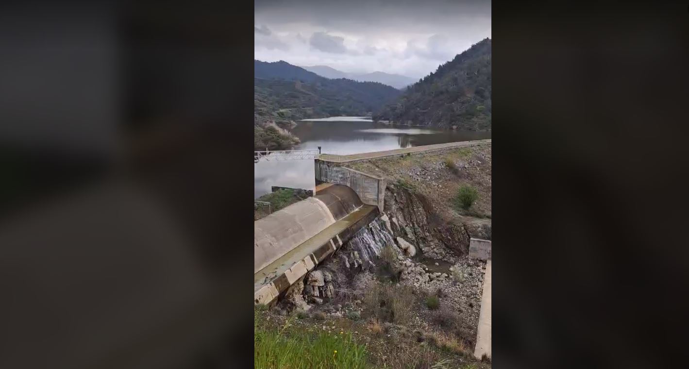 ΒΙΝΤΕΟ: Άργησε… αλλά υπερχείλισε και φέτος το φράγμα της Αργάκας!