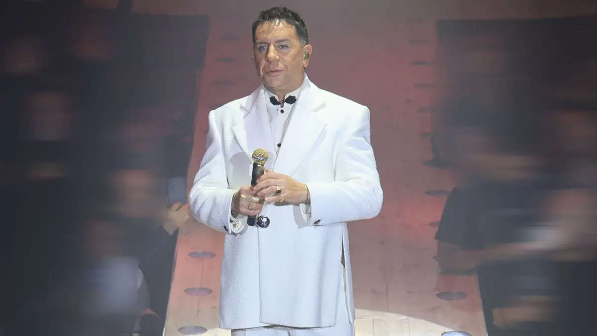 Γιώργος Μαζωνάκης: Η νέα εκκεντρική του εμφάνιση με κόκκινα μαλλιά (ΦΩΤΟ)