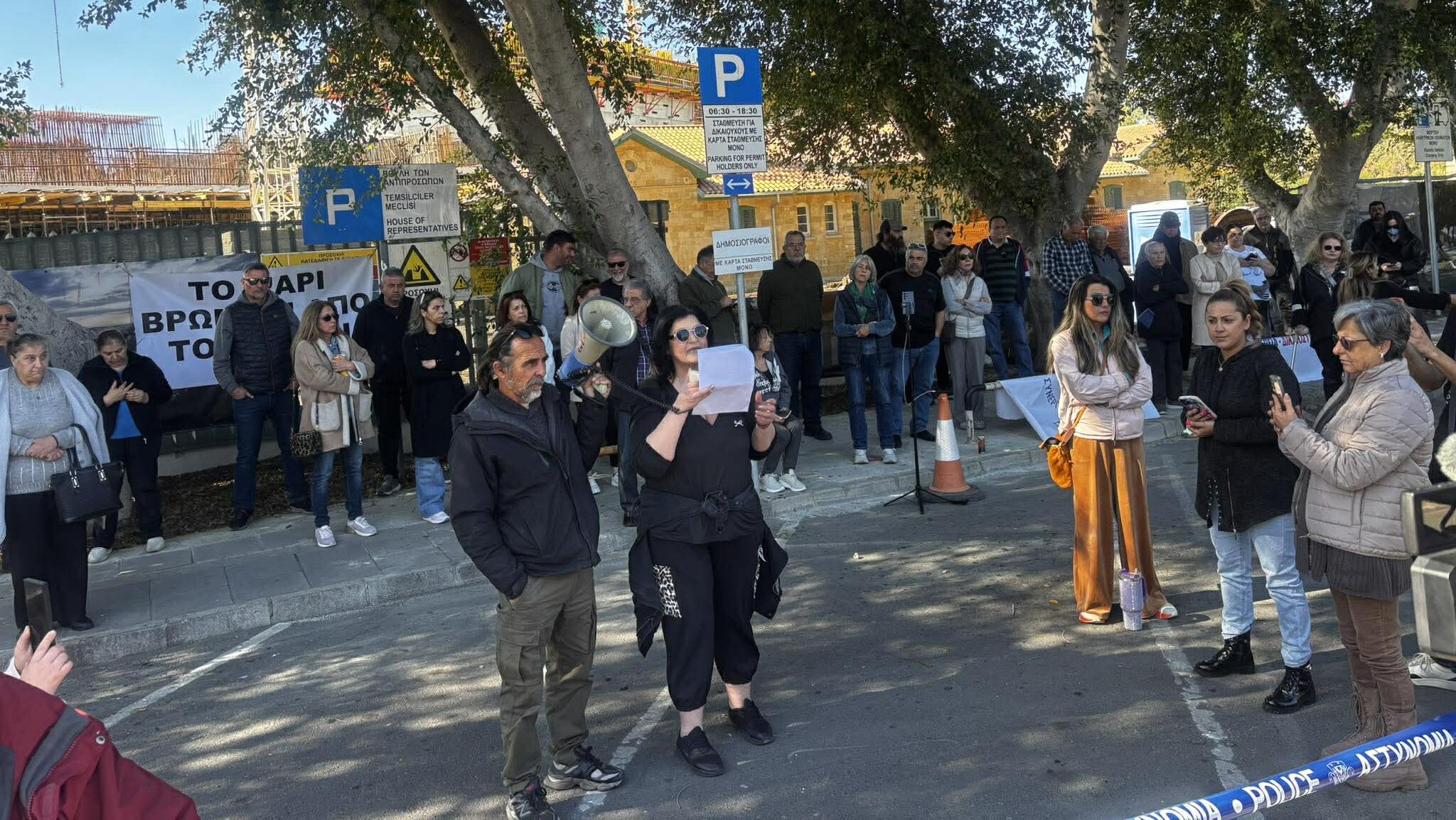 Το ξέσπασμα της Γιώτας έξω από τη Βουλή: «Οικογένειες κινδυνεύουν να χάσουν το σπίτι τους»