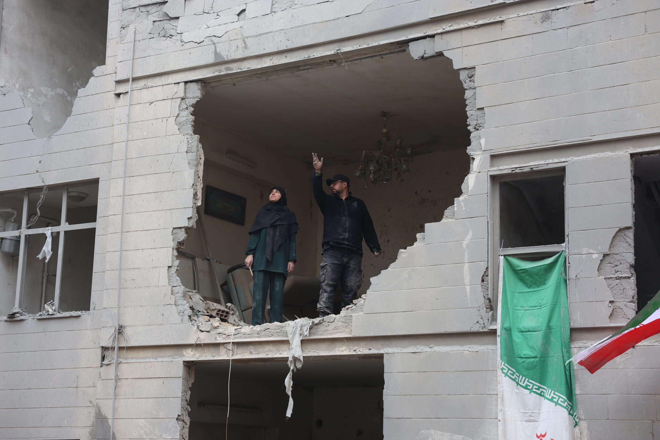 LIVE: Το Ιράν εκδικείται τον θάνατο Λαριτζανί, απαντά με βόμβες διασποράς το Ισραήλ