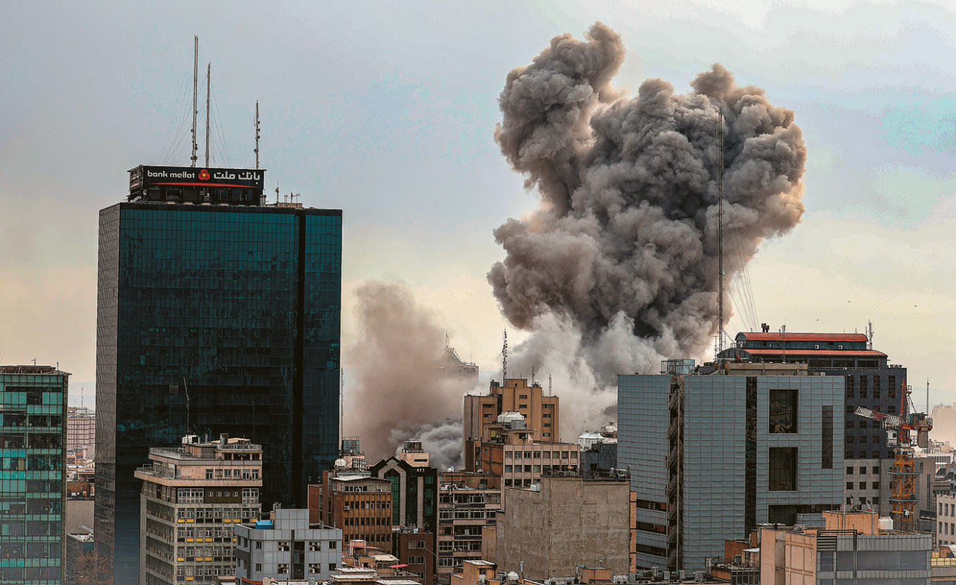 LIVE: Νέο μπαράζ πυραυλικών επιθέσεων από Ιράν προς Ισραήλ, με αεροπορικές επιδρομές απαντά το Τελ Αβίβ