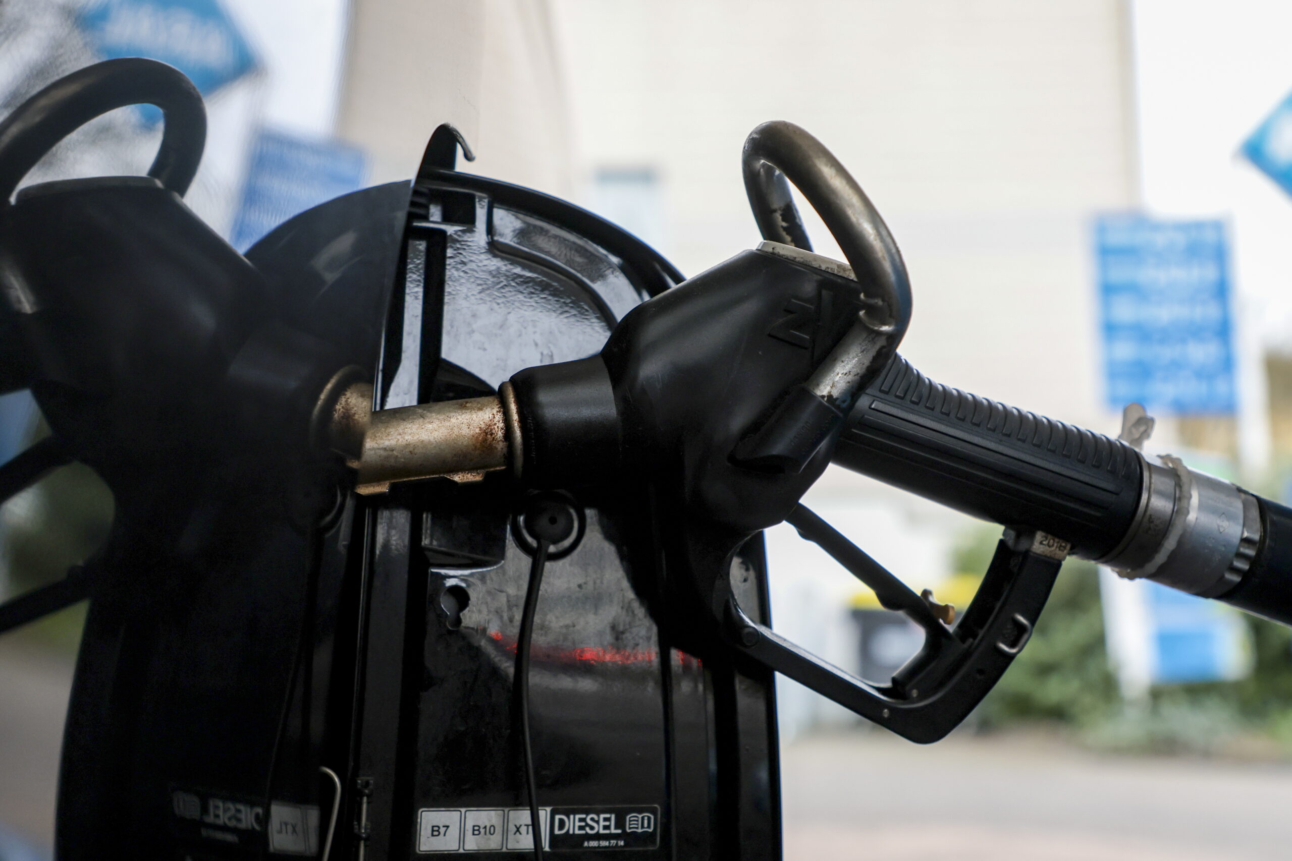 Στο «κατώφλι» των δύο ευρώ το λίτρο τα καύσιμα κίνησης, παρακολουθεί στενά η ΕΠΑ