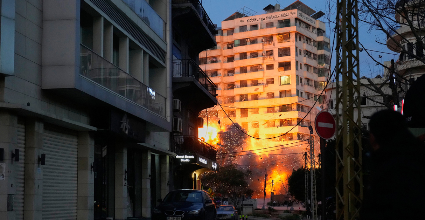 ΒΙΝΤΕΟ: Η στιγμή που ισραηλινός βομβαρδισμός κατεδαφίζει κτήριο 22 ορόφων