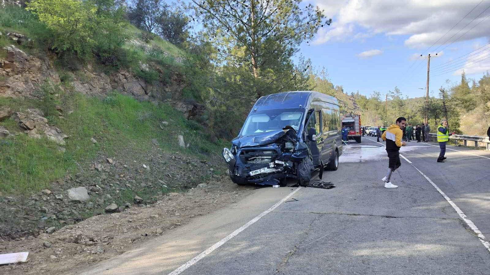 «Ήρθε σε 40 λεπτά»: Τι καταγγέλλει Κοινοτάρχης για τη σύγκρουση σχολικού λεωφορείου και οχήματος με 13 τραυματίες