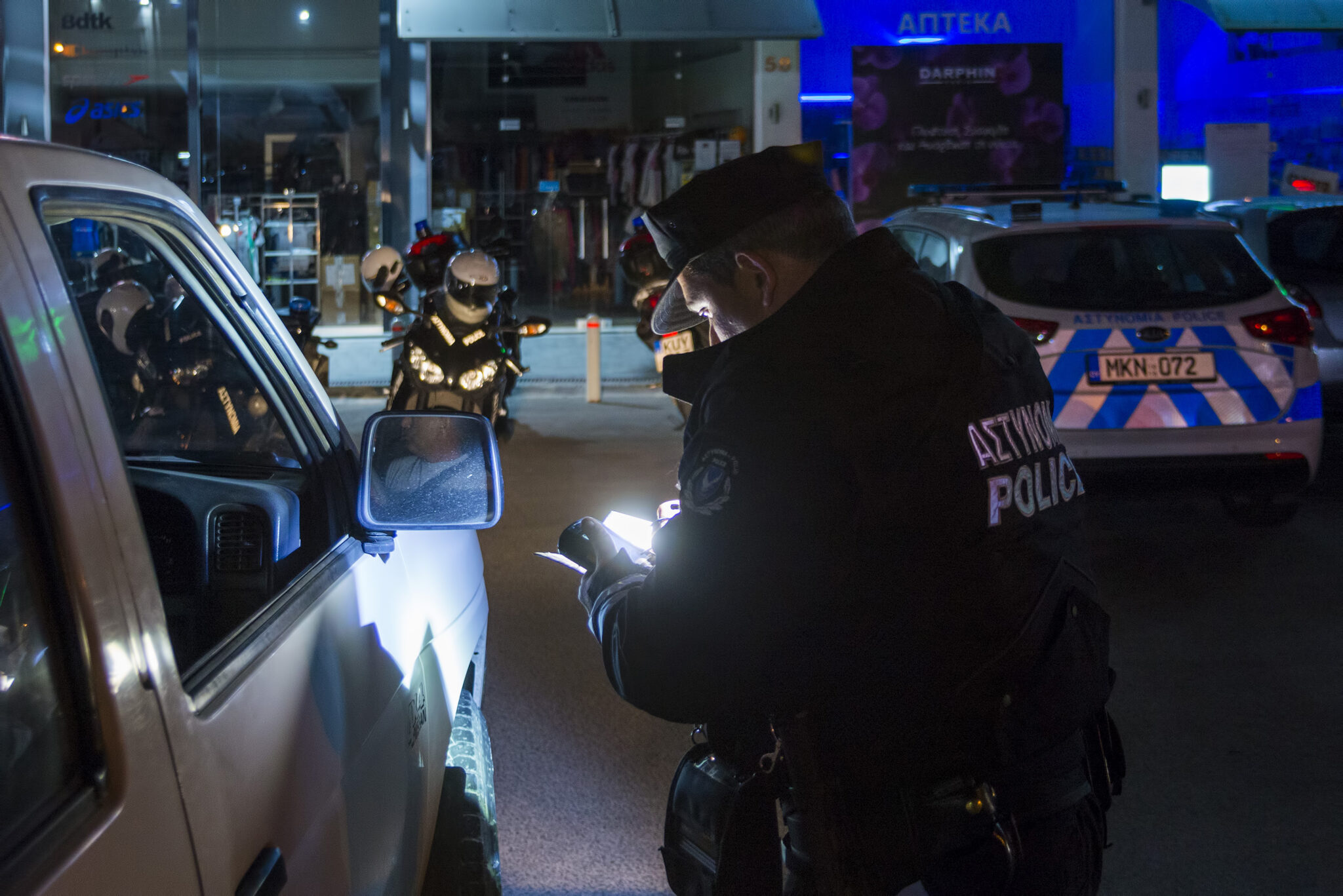 Μεθυσμένος πήρε «σβάρνα» τέσσερα αυτοκίνητα στη Λεμεσό, δεν έδωσε ικανοποιητικό δείγμα για άλκοτεστ