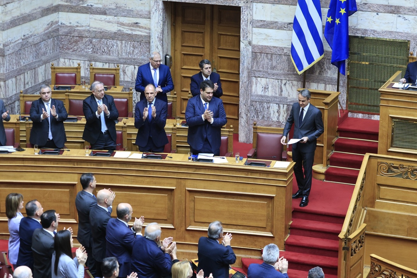 «Στείλαμε το καμάρι μας»: Χειροκρότησαν τον Μητσοτάκη στην ελληνική Βουλή για τη βοήθεια προς Κύπρο