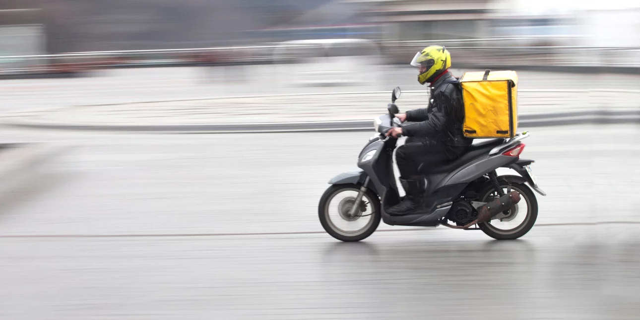 Συμμορία έστηνε ενέδρα σε διανομείς και τους έκλεβε