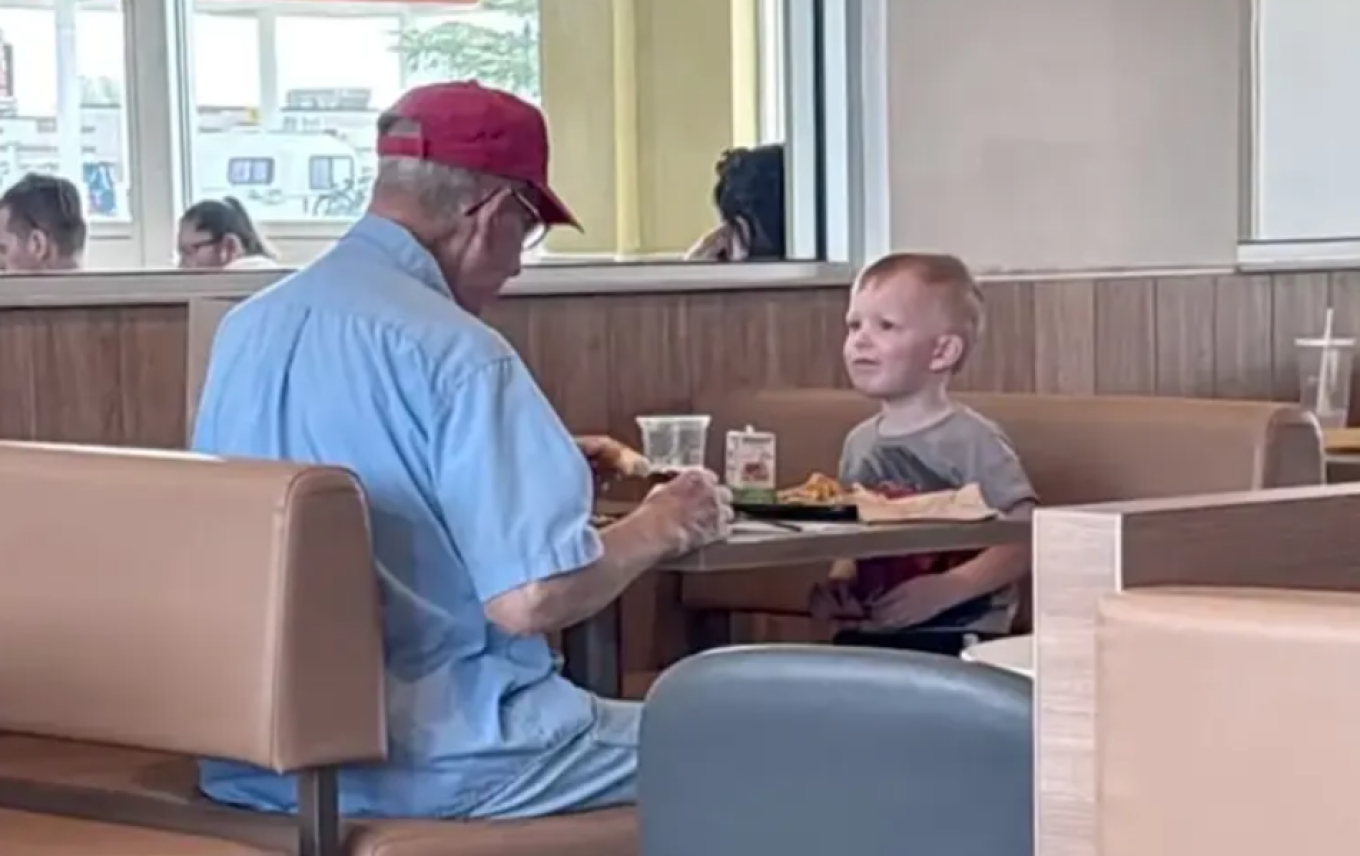 Συγκινητικό βίντεο: Τρίχρονος είδε ηλικιωμένο να τρώει μόνος του και πήγε να του κάνει παρέα