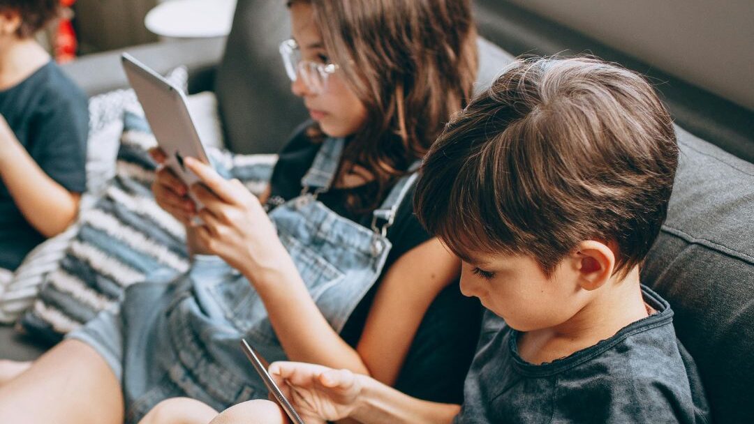 Ανησυχητικά στοιχεία: Πόσο χρόνο παιρνούν τα παιδιά στην Κύπρο μπροστά από οθόνες
