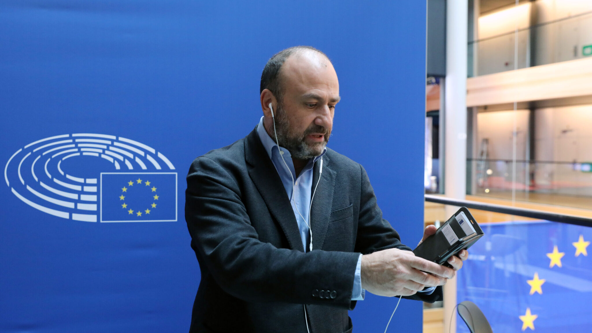 «Παραμύθια της Χαλιμάς»: Απορρίπτει τους ισχυρισμούς Δρουσιώτη ο Παπαδάκης και δηλώνει έτοιμος να παραδώσει το κινητό του