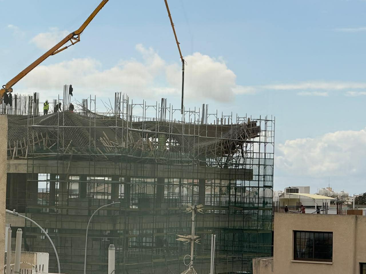 Παρολίγον τραγωδία στη Λεμεσό: Κατέρρευσε υπό ανέγερση οροφή πολυκατοικίας, απομακρύνθηκαν οι εργάτες