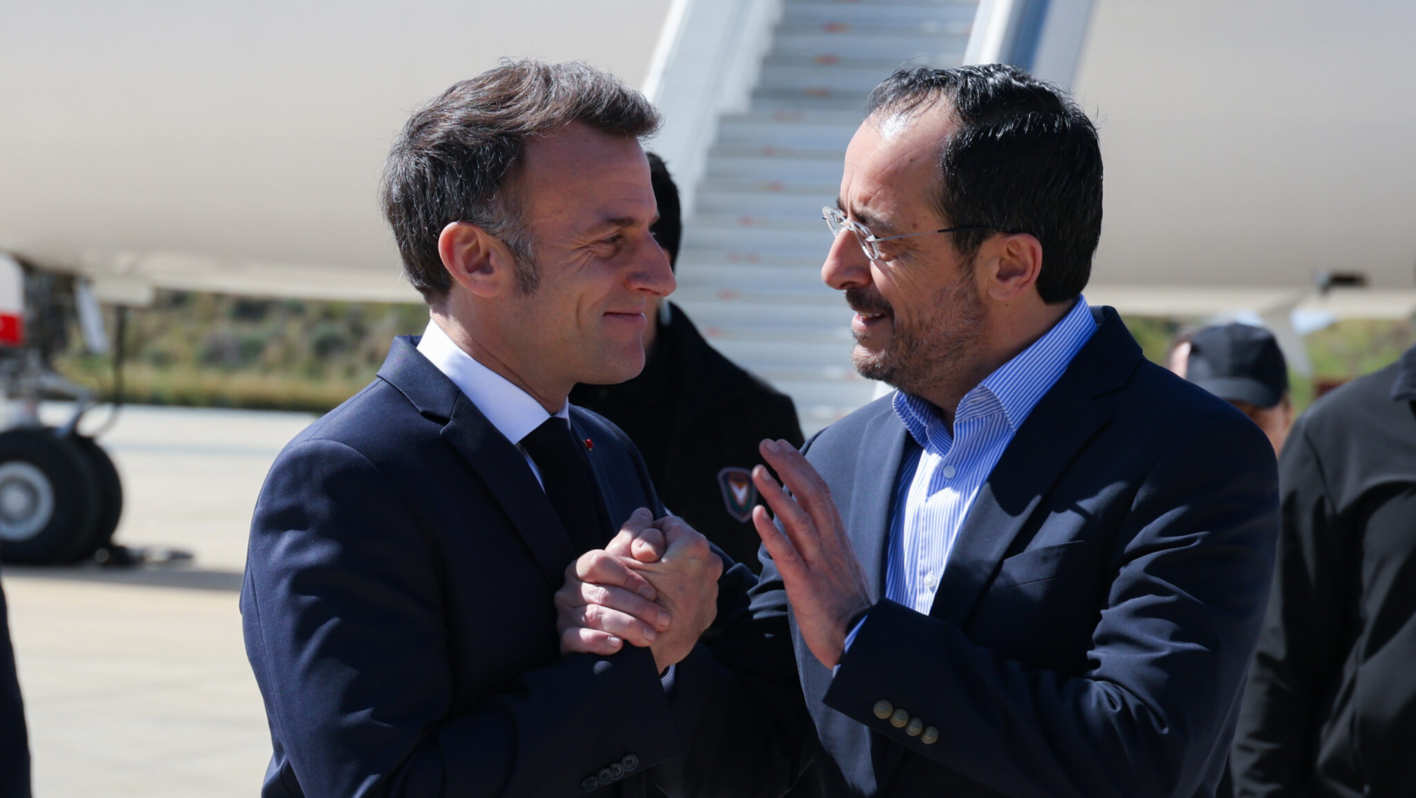 «Δεν θελήσαμε αυτόν τον πόλεμο»: Τα ελληνικά Μακρόν μετά την αναχώρηση του από την Πάφο