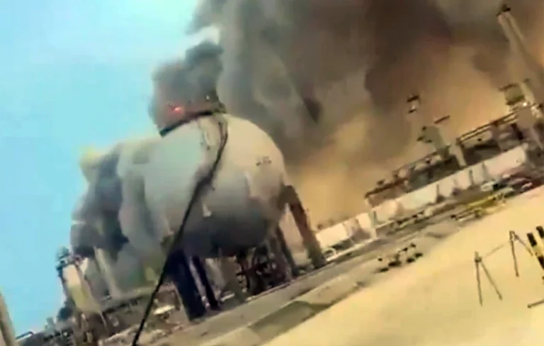 ΒΙΝΤΕΟ: Ιρανικό χτύπημα σε πετρελαϊκές εγκαταστάσεις στη Σαουδική Αραβία