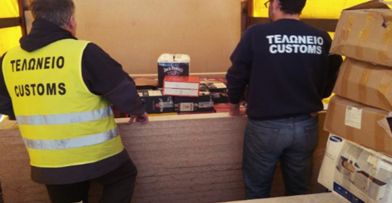 ΦΩΤΟ: Τσιγάρα, προϊόντα «μαϊμού» και σακουλάκια νικοτίνης, «ντου» σε δύο υποστατικά στην Αγία Νάπα