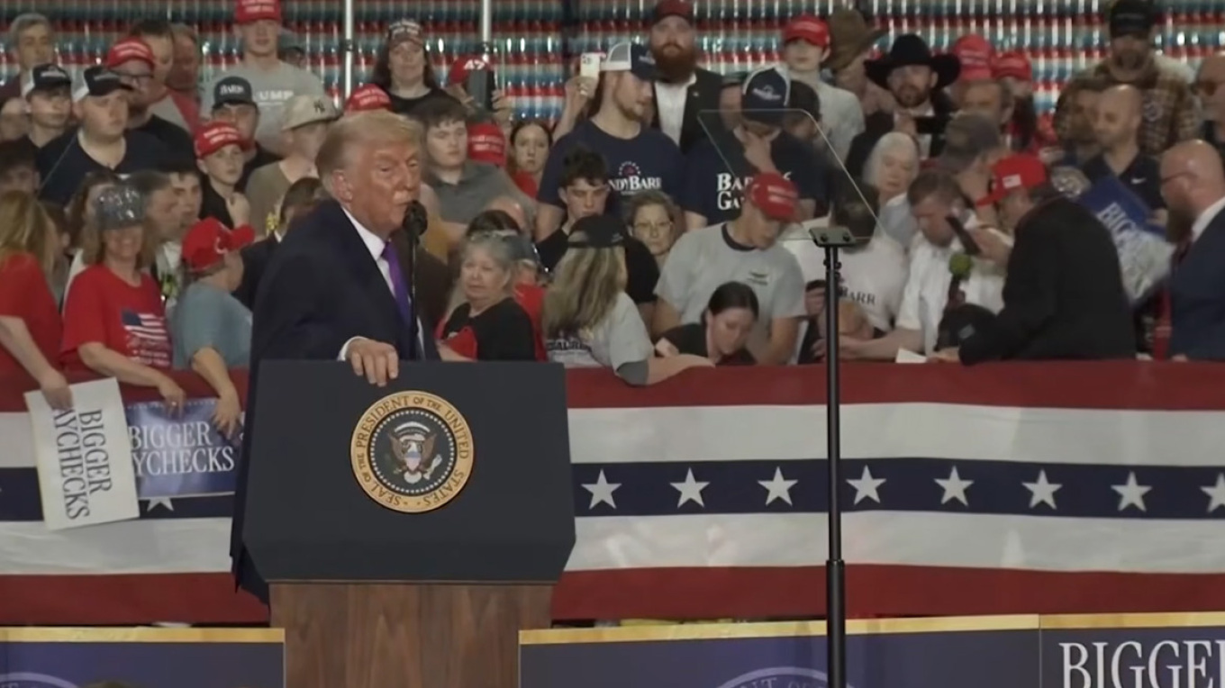 ΒΙΝΤΕΟ: Η στιγμή που γυναίκα λιποθύμησε κατά τη διάρκεια της ομιλίας Τραμπ