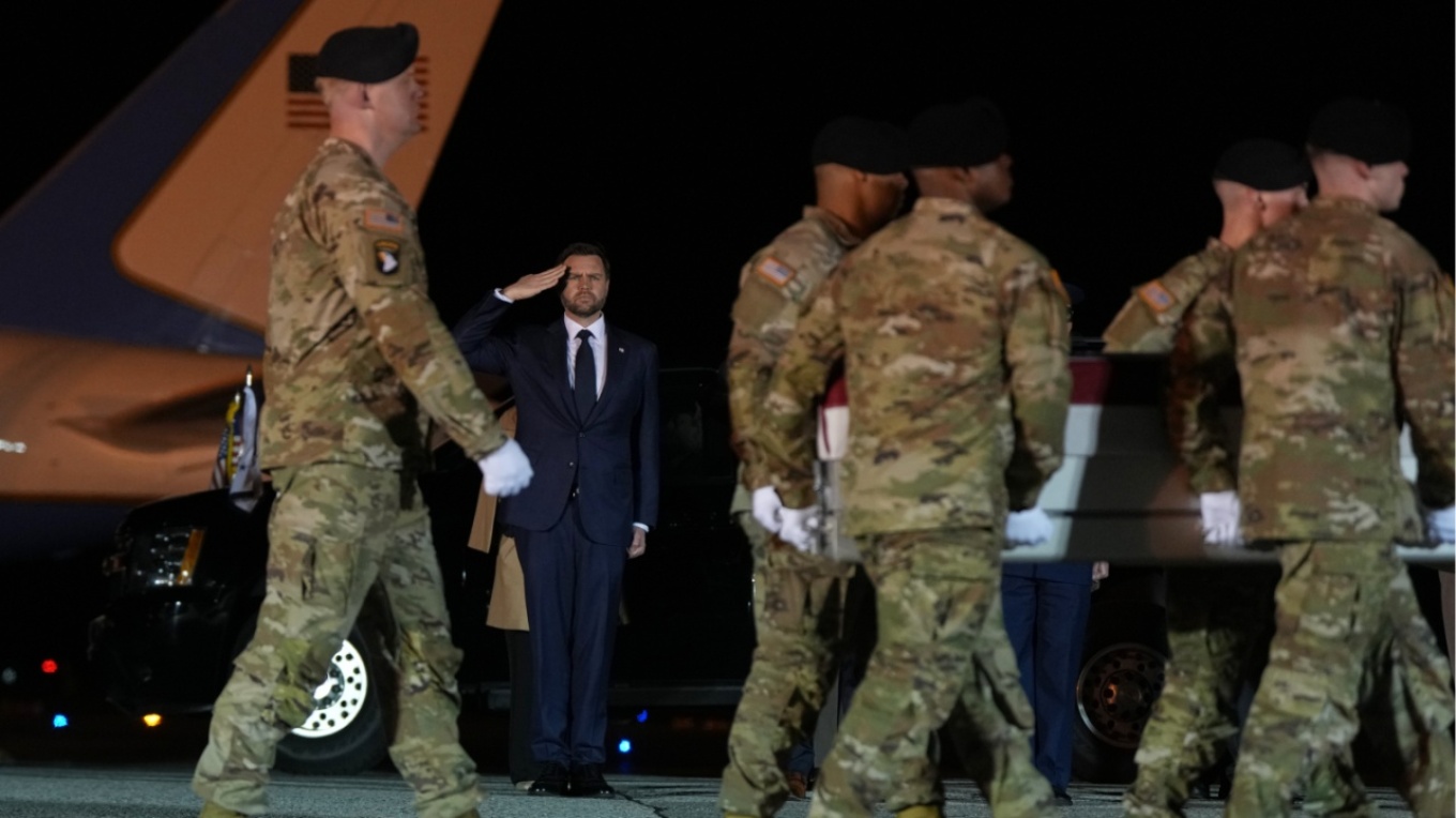 ΒΙΝΤΕΟ: Ο Βανς υποδέχτηκε τη σορό του έβδομου Αμερικανού στρατιώτη που σκοτώθηκε στη Μέση Ανατολή