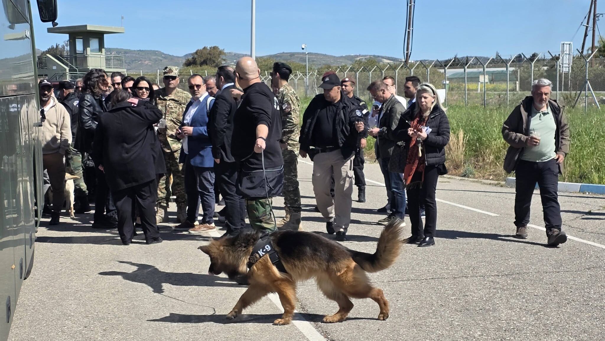 ΦΩΤΟ: «Αστακός» η αεροπορική βάση της Πάφου για τη συνάντηση Μακρόν, Μητσοτάκη και Χριστοδουλίδη