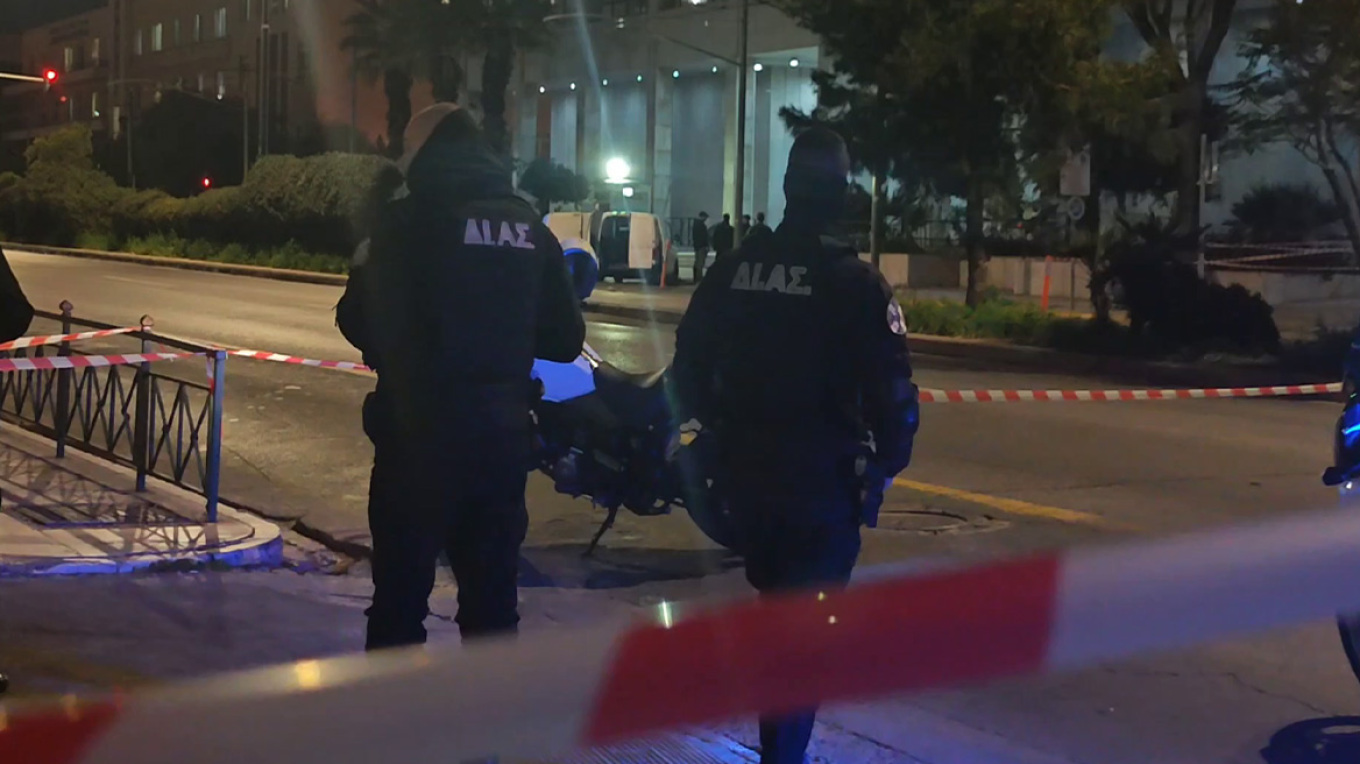 Συνελήφθη αλλοδαπός με εκρηκτικά έξω από τη ΓΑΔΑ, είχε πάνω του τρεις χειροβομβίδες