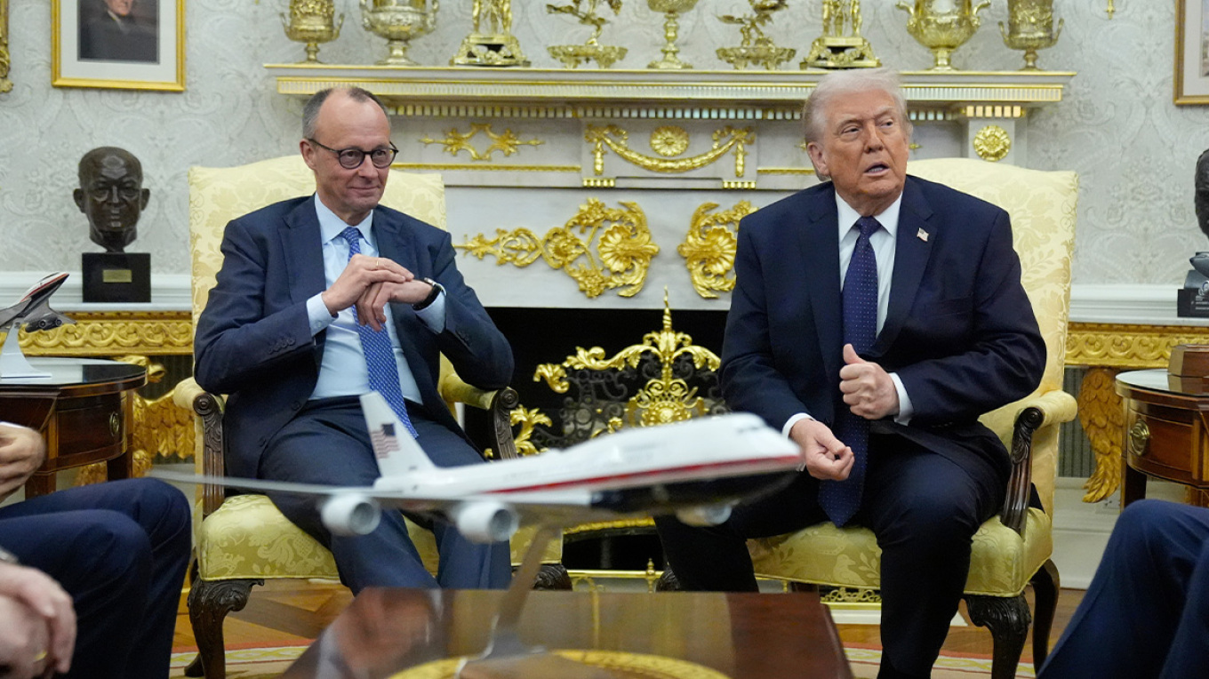 Έξαλλος ο Τραμπ με Σάντσεθ, απαξιώνει τον Στάρμερ, «Δεν είναι και ο Τσώρτσιλ»