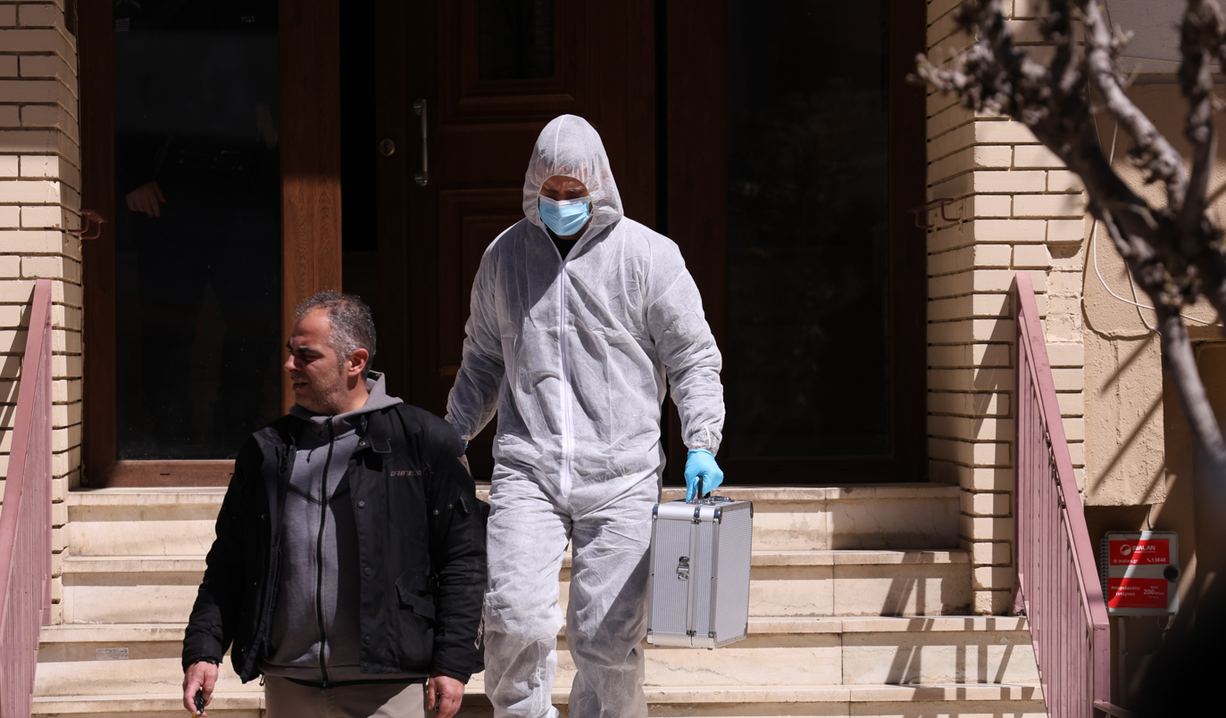 Η ιατροδικαστική εξέταση θα ρίξει φως για τα αίτια θανάτου των δύο γυναικών στου Ζωγράφου, «κλειστός άνθρωπος ο 54χρονος»
