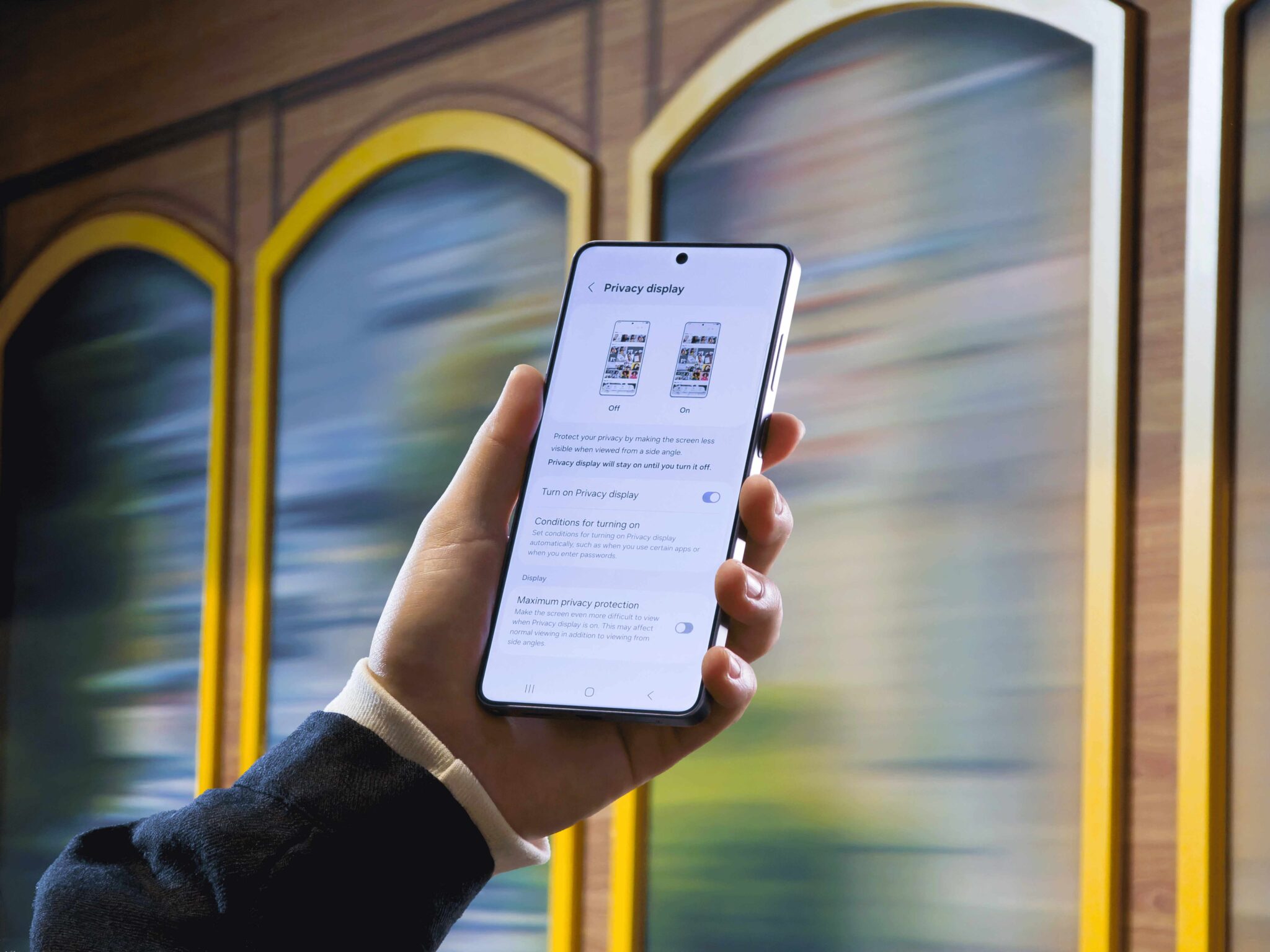 Πάνω από 1 στους 2 παραδέχονται ότι κοιτάζουν την οθόνη του κινητού αγνώστων σε δημόσιους χώρους