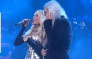 Αυλαία για την Βίσση στο Hotel Ερμού: Τραγούδησε με τον Καρβέλα και ανακοίνωσε συναυλία στο ΟΑΚΑ