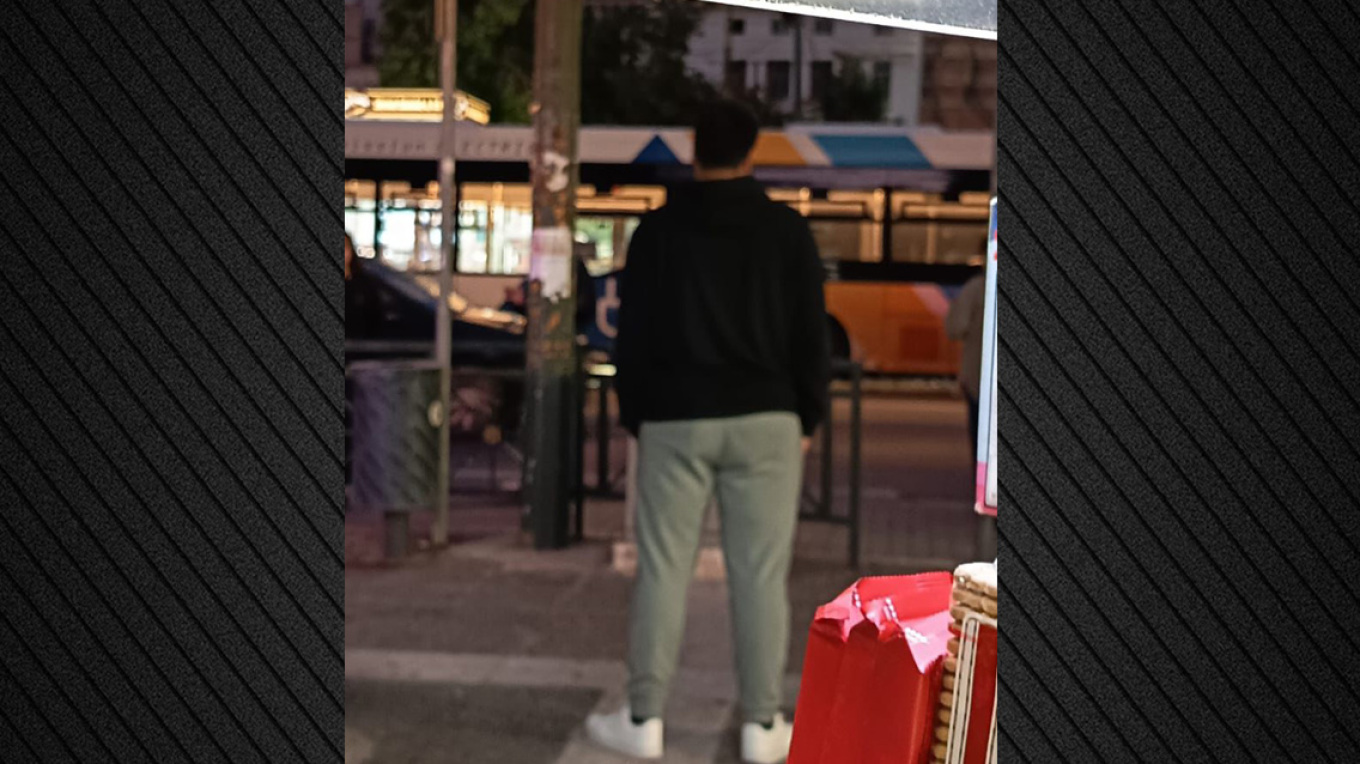 Σε κρίσιμη κατάσταση ο 17χρονος που παρασύρθηκε από λεωφορείο στον Πειραιά